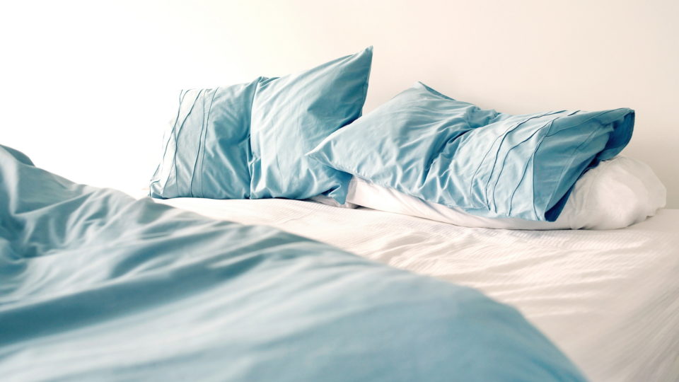 cuci bed sheet laundry bed cover surabaya satin sutera